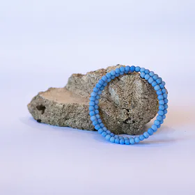 Modrý náramek na drátku