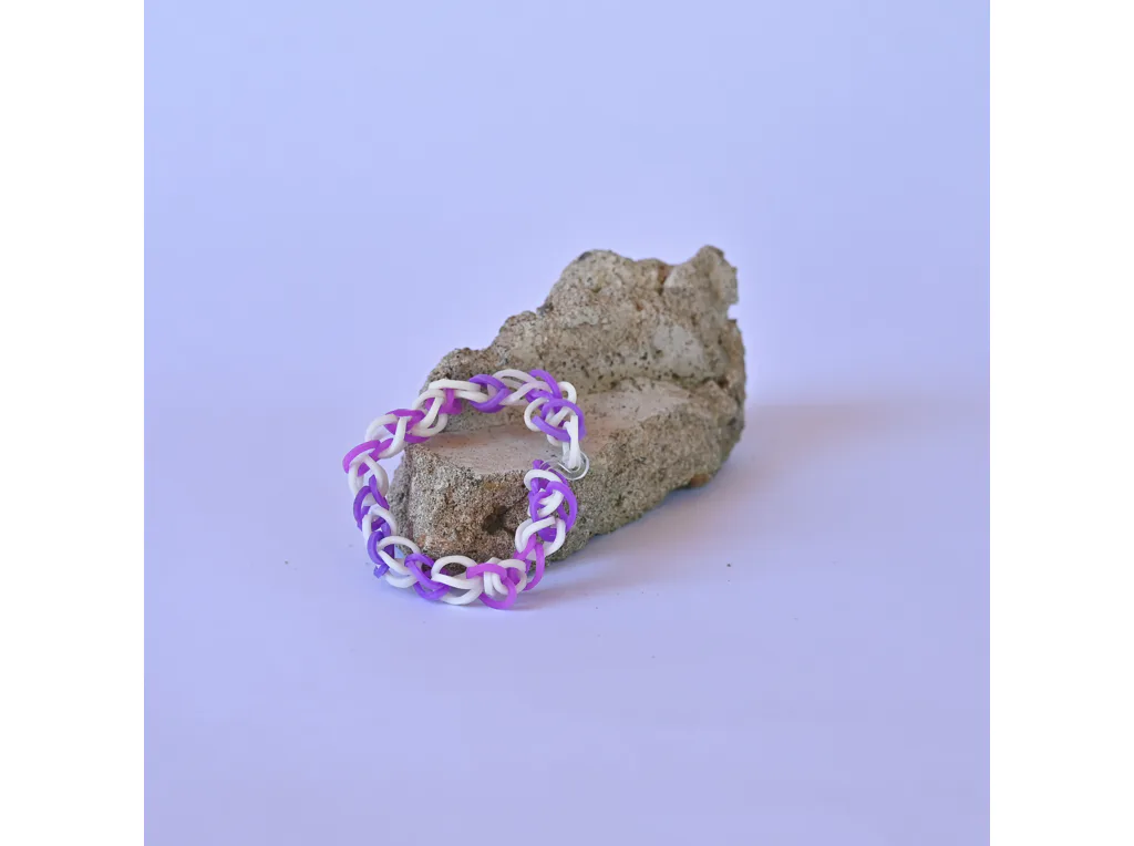 Ka&#x010D;&#x010D;in&#x20;n&#x00E1;ramek&#x20;b&#x00ED;lo&#x20;fialov&#x00FD;