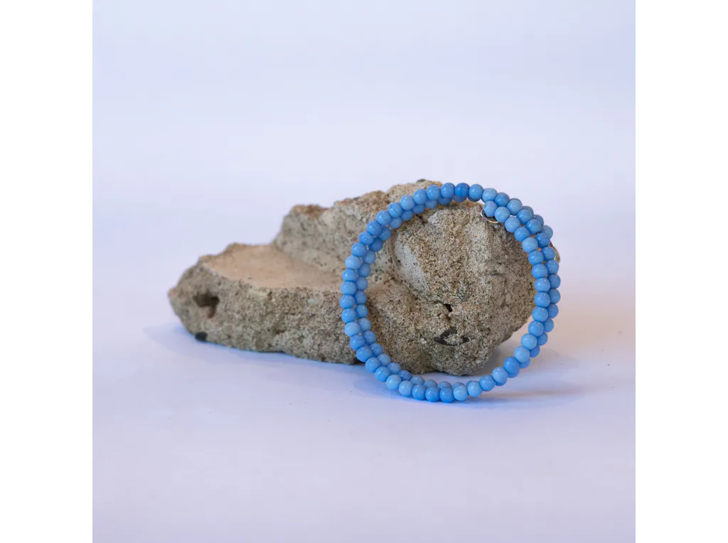 Modr&#x00FD;&#x20;n&#x00E1;ramek&#x20;na&#x20;dr&#x00E1;tku